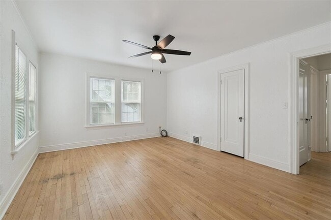 Building Photo - 1905 N Brauer Ave