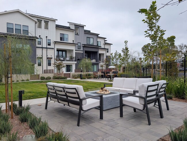 Building Photo - Modern coastal living on Main Street, Huntington Beach!