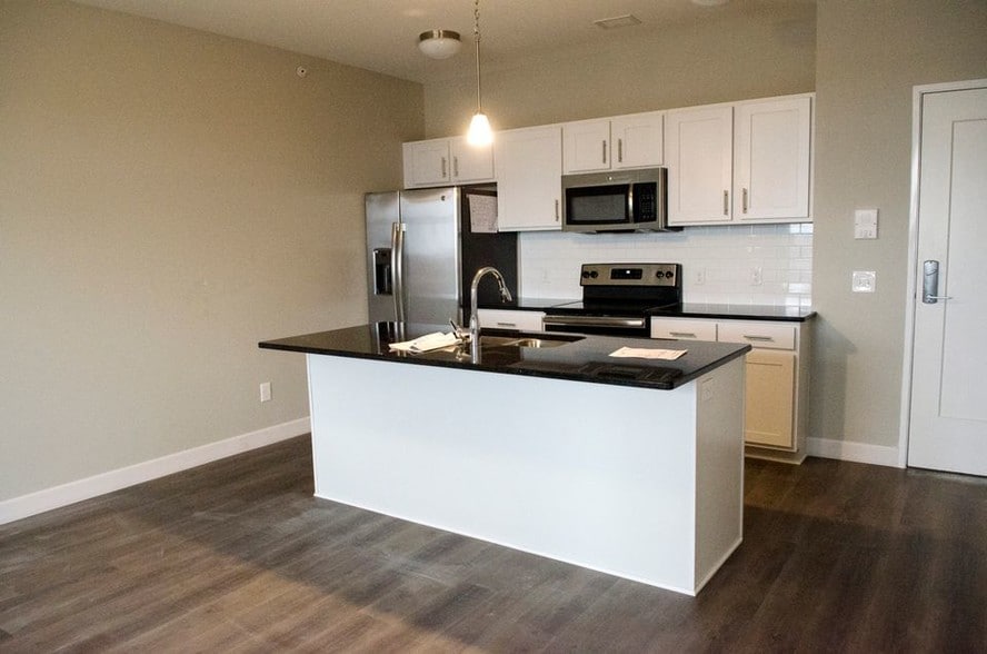 Modern Open Kitchen w/Large Island - Lofts on Louis