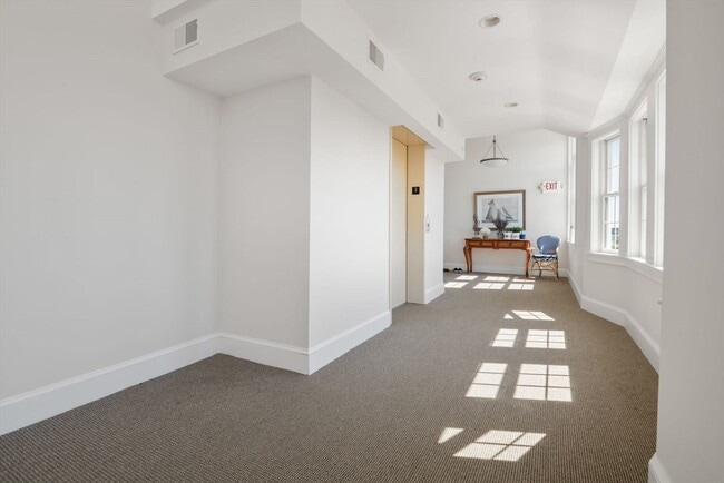 Building Photo - 90 Glades Rd
