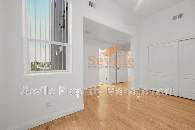 Building Photo - 569 Merritt Ave