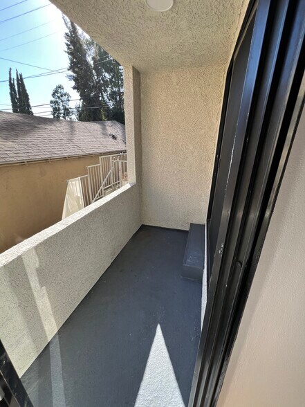 Building Photo - 2107 N Beachwood Dr