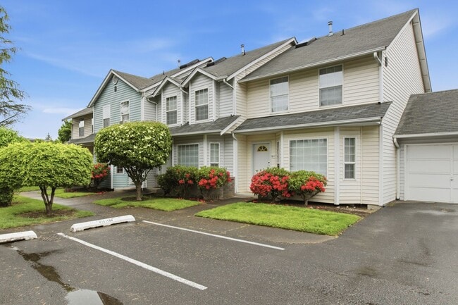 Building Photo - Peaceful Corner Townhome in the Heart of Sumner