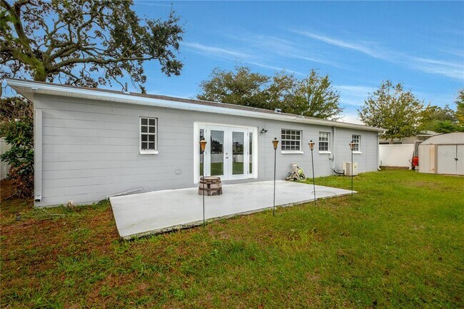 Building Photo - 10235 N Fleetwood Dr