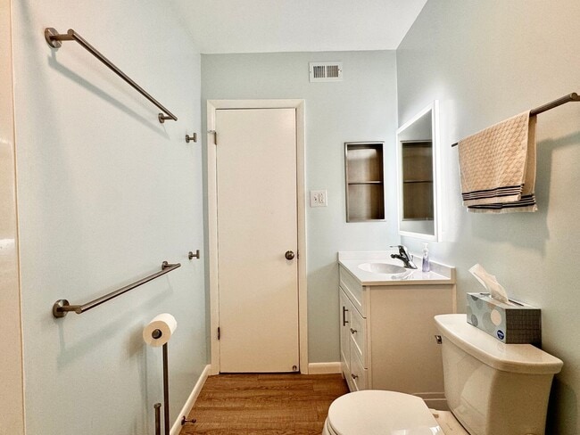 Building Photo - Renovated Condo near Stonefield Shopping! ...