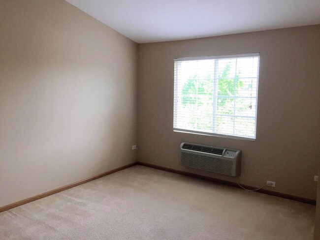 Building Photo - 525 Silverstone Dr