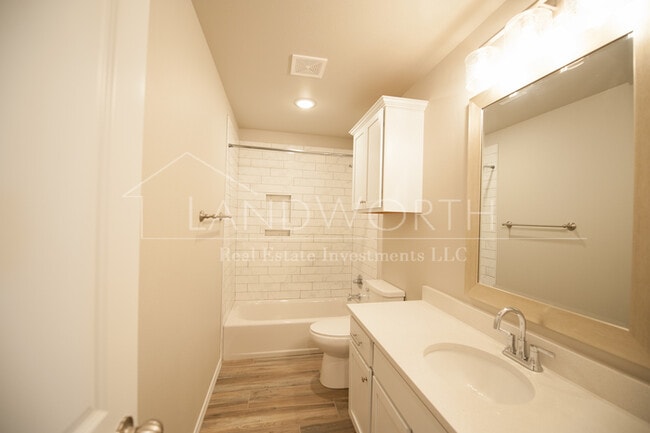 Building Photo - 3/2/2 Townhome near high school