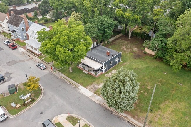 Building Photo - Modern Furnished Cottage Located Downtown!