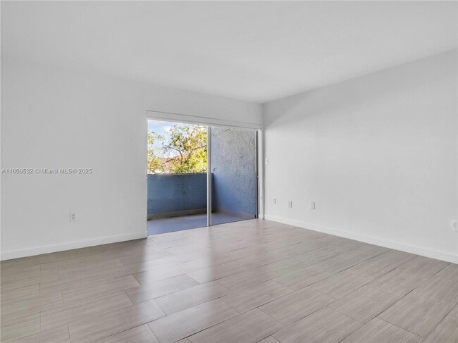 Building Photo - 9373 Fontainebleau Blvd