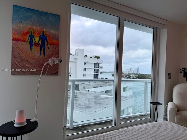 Building Photo - 9821 E Bay Harbor Dr