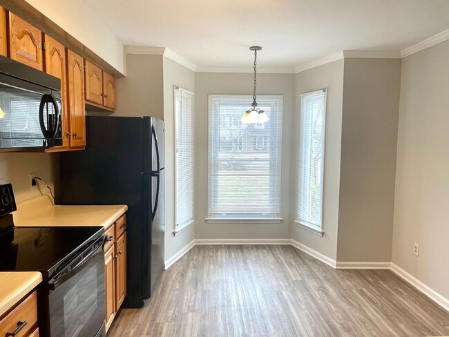 Building Photo - Fantastic Condo in established neighborhood