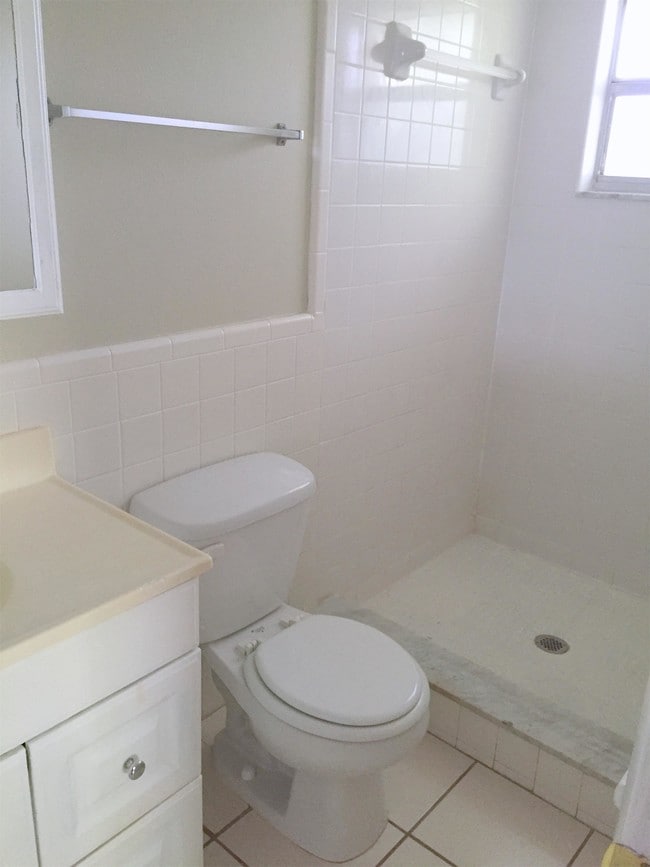 Building Photo - 1301 Cara Dr