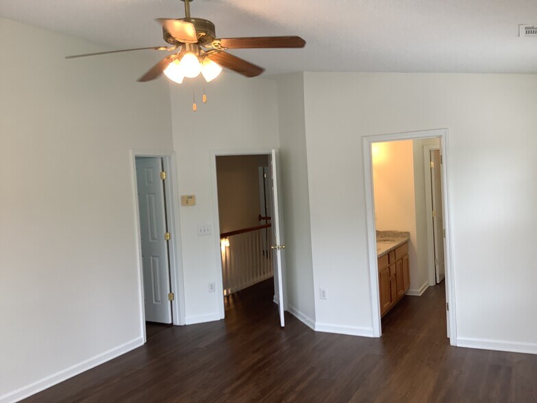 Building Photo - 6527 Forest Cross Dr