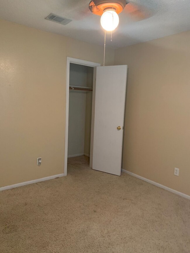 Building Photo - Spacious 3 bdrm 2 bath close to Ft. Hood &...