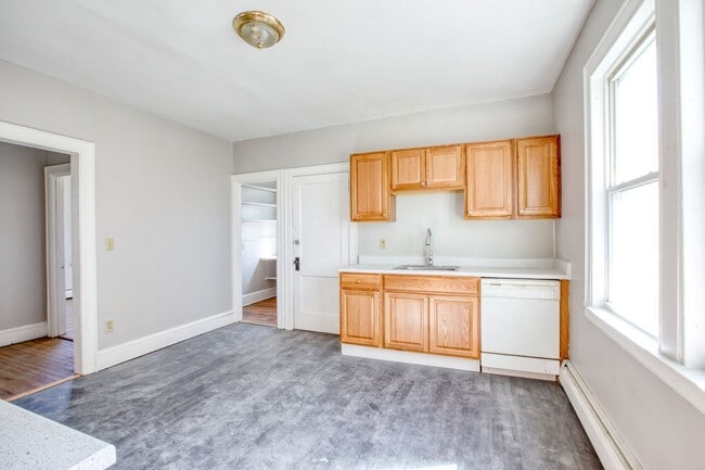 Building Photo - Newly Remodeled Spacious 3 Bedroom Apartment