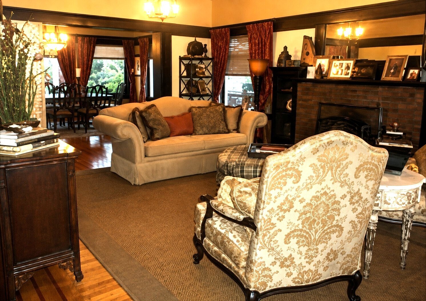Large Living Room - 528 18th Ave E
