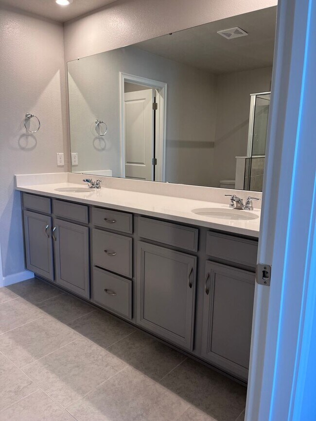 Building Photo - Beautiful 3 bedroom, 2.5 bathroom, 1 car garage townhouse for rent in Lutz!