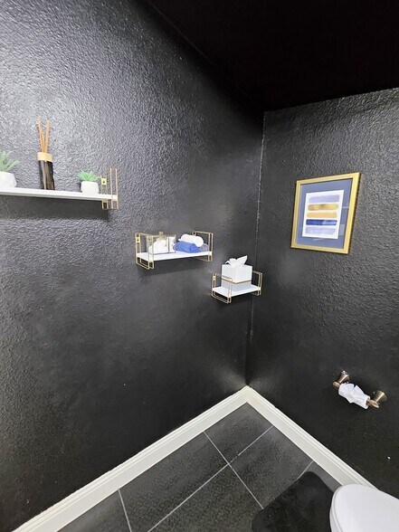 Powder Room - 3004 Warrington