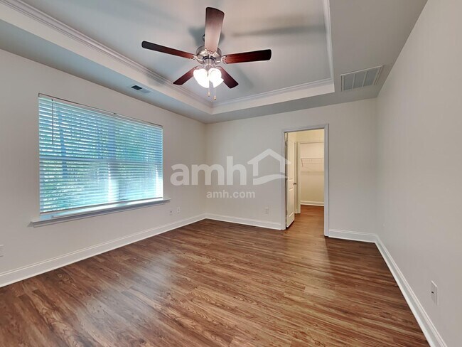 Building Photo - 509 W Lionel Rd