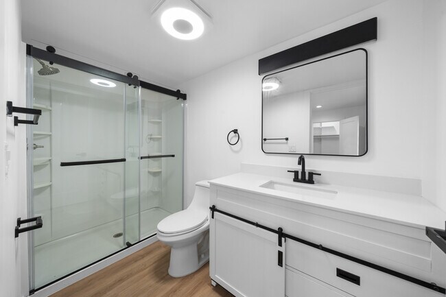 Building Photo - 1537 N Kingsley Dr