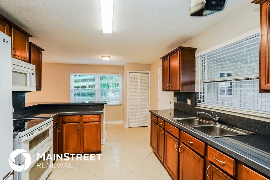 Building Photo - 418 NE 15th Ave