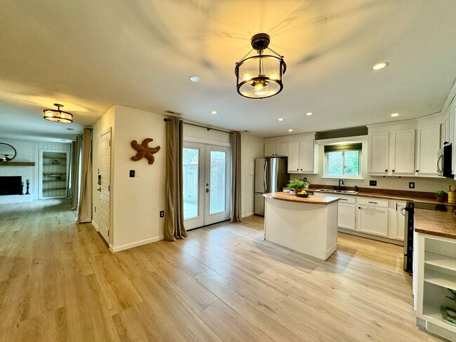 Building Photo - READY 06-11-26!! Fantastic Condo By The Beach! Fenced Patio - All Appliances - Community Pool!