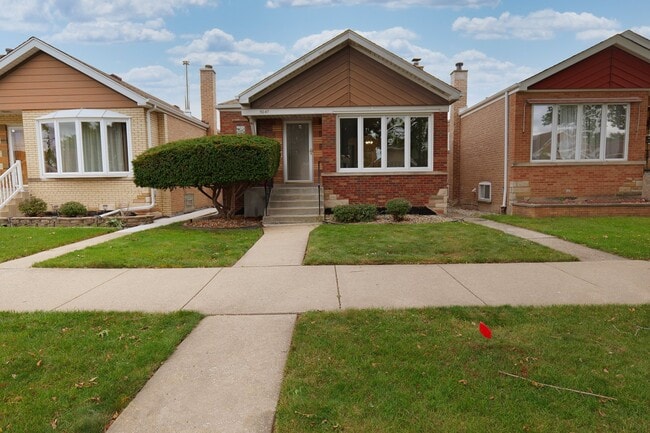 Primary Photo - 5047 S Leclaire Ave