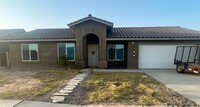 Building Photo - 4 BEDROOM HOME!
