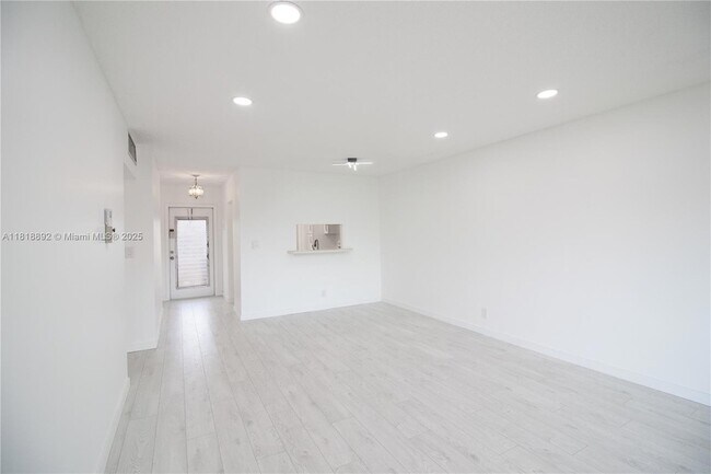 Building Photo - 5031 W Oakland Park Blvd