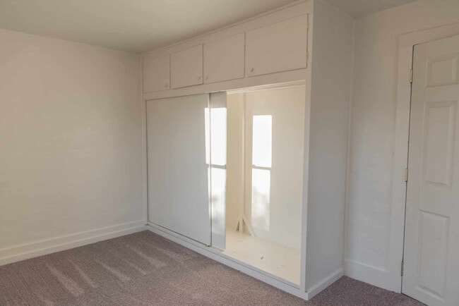 Building Photo - UPDATED 2 Bedrm  1Bath Home - Granite, Stainless Steel Appliances