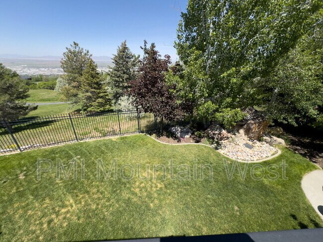 Building Photo - 49 E Fairway Dr