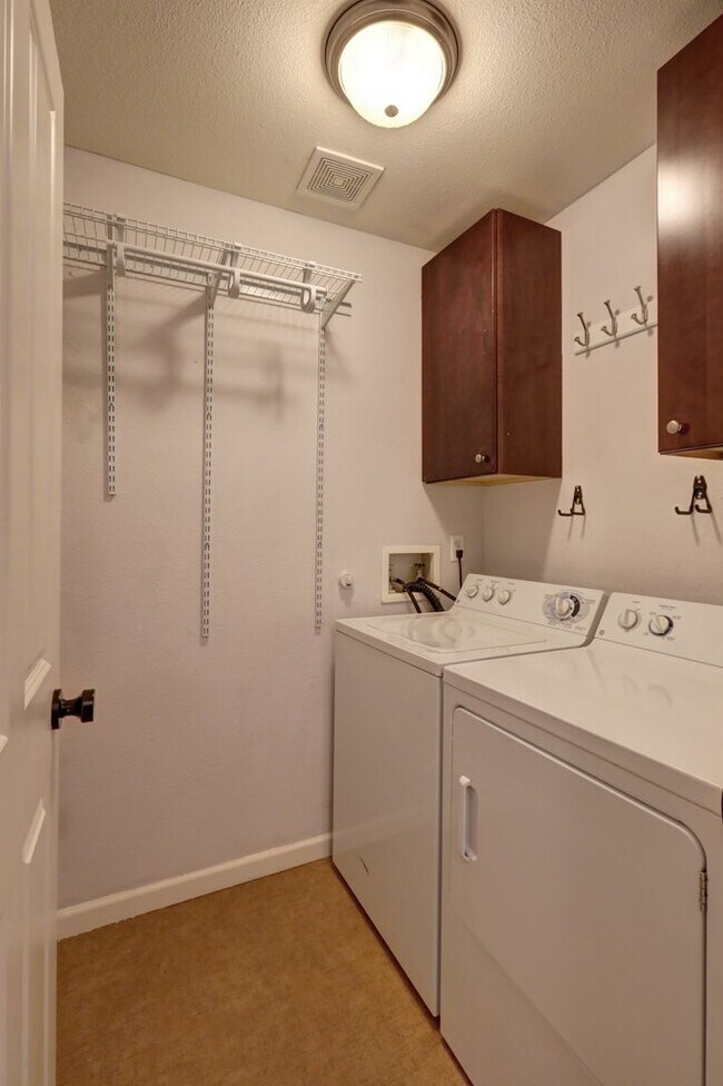 Building Photo - Spacious 1bd, 1ba Condo Available in Perfect Mercer Island Location!