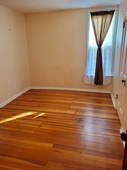 Middle bedroom - 607 Harrison Ave