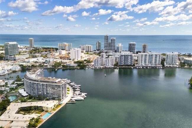 Building Photo - 900 Bay Dr