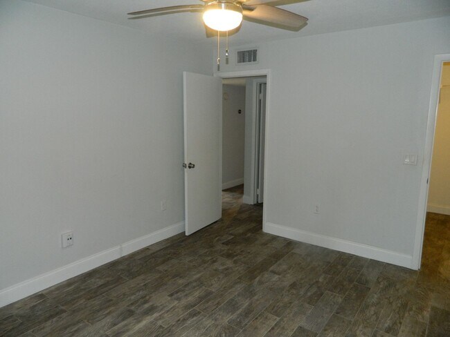 Building Photo - Beautifully Upgraded 2BR/2BA Condo – Lake ...