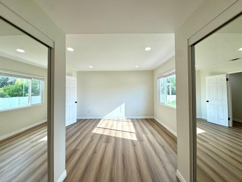 Building Photo - 251 E Heather St