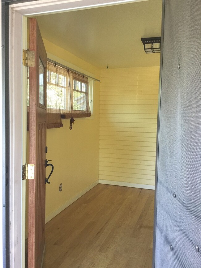 Building Photo - Charming 2 bedroom 1 Bath Close to Midtown!