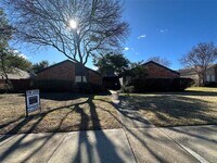 Building Photo - 1900 Tree House Ln