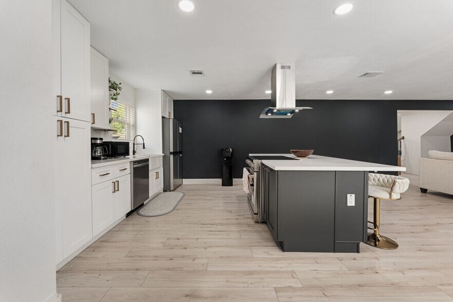 Building Photo - 9919 Golden Sunshine Dr