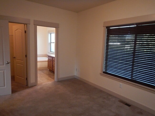 Building Photo - 2 Story, 3 Bedroom, 3 Bathroom House in He...