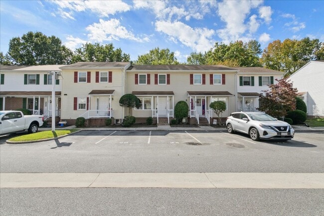 Building Photo - Bright 2 Bedroom Townhome in Williamsburg VA with Finished Lower Level & Private Balcony