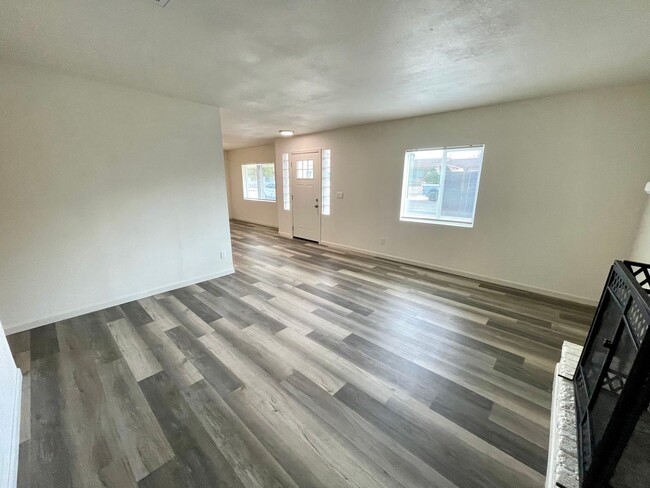 Building Photo - Beautifully Remodeled Large 3 Bedroom 2 Ba...