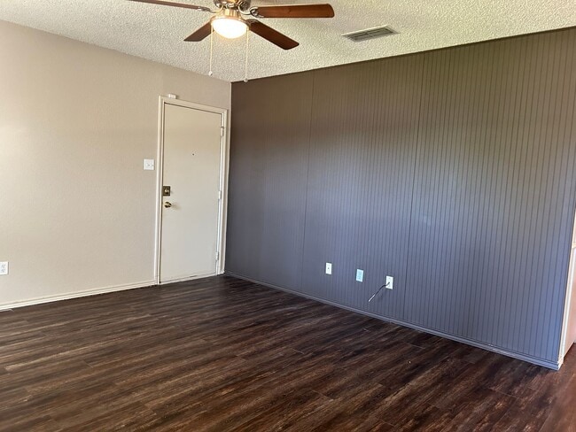 Building Photo - Beautiful Home with Natural Lighting Down the Street from Walmart & Tinseltown!