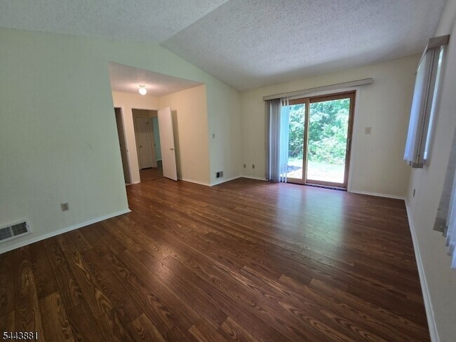 Building Photo - 71 Drake Ln