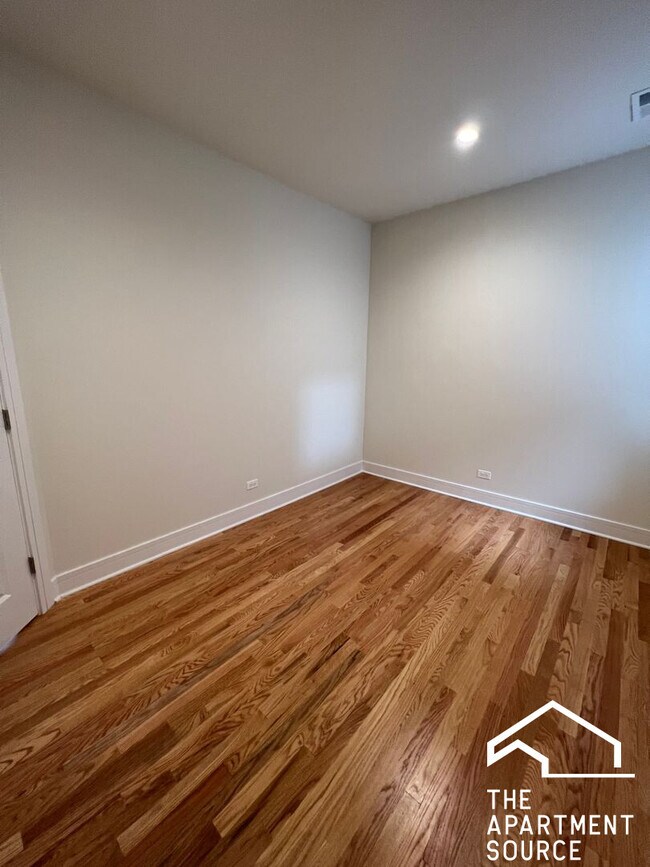 Building Photo - 3230 N Clark St