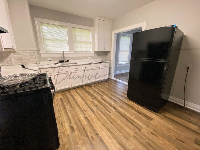 Building Photo - 2-Bedroom House with Bonus Space Near Down...