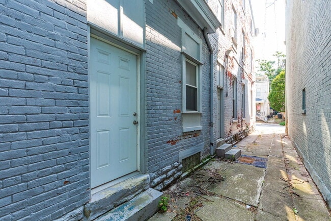 Building Photo - 2235 Victor St