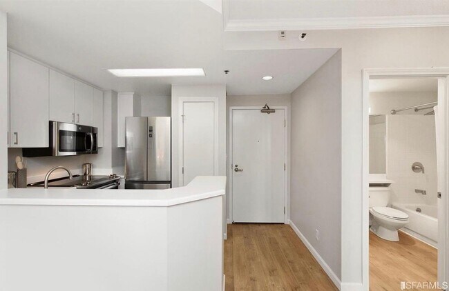 Building Photo - 240 Lombard St