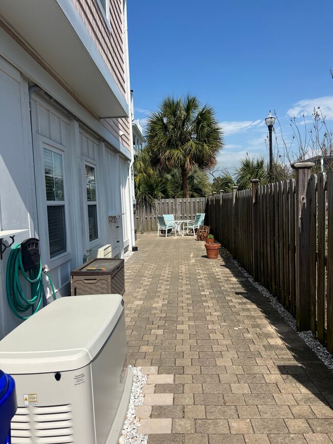 Building Photo - Carolina Beach - One Bedroom Studio/Room -...