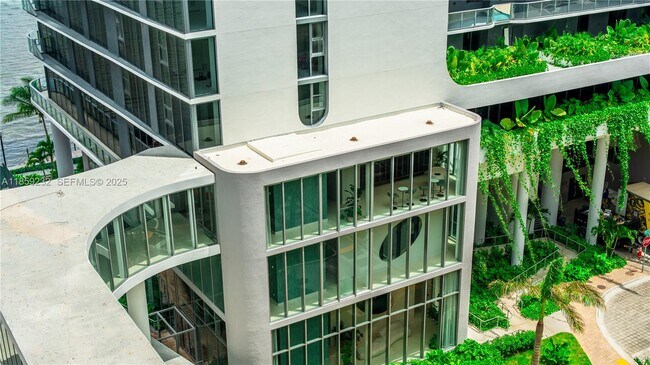 Building Photo - 700 NE 24th St